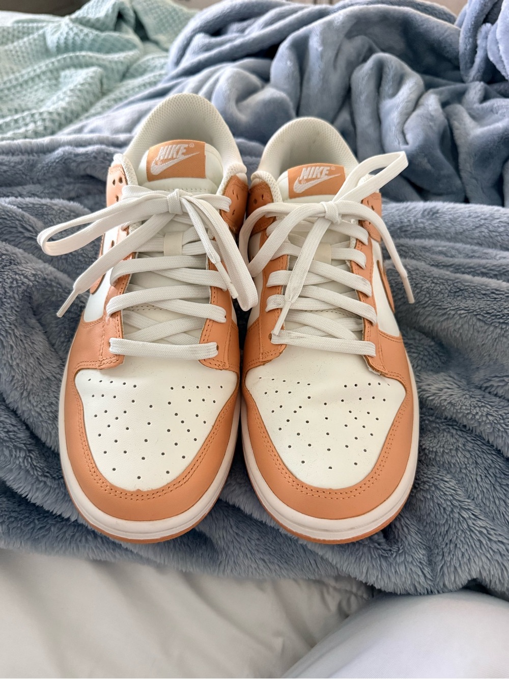 Nike Women's Low-Top Sneakers White and Peach